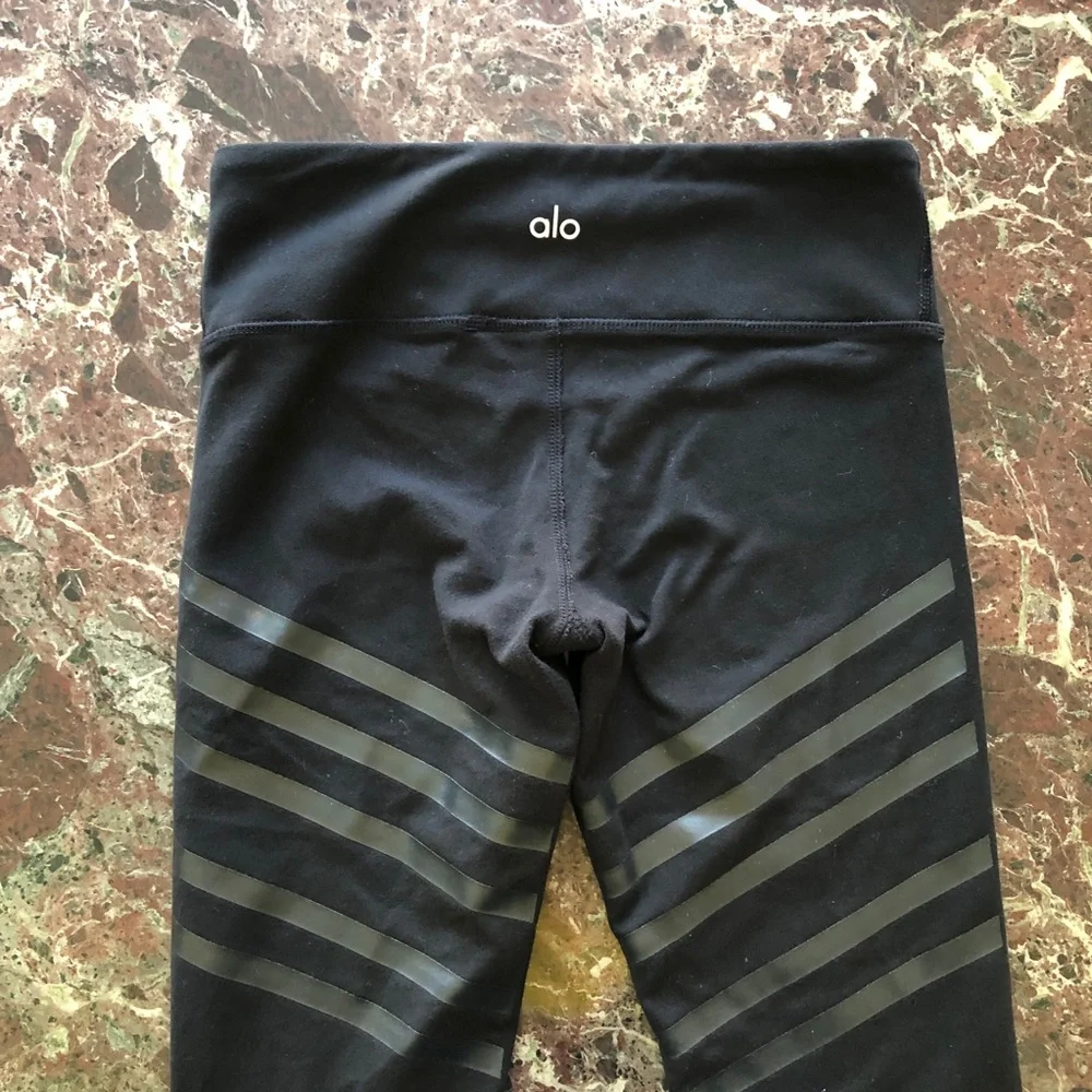 ALO YOGA Airbrush Lineal Diagonal Stripe Leggings in Black
